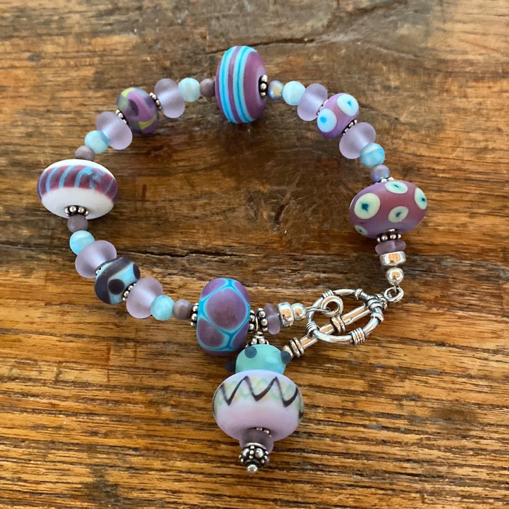 BEAUTIFUL HANDMADE BEAD BRACELET with SILVER ACCENT BEADS